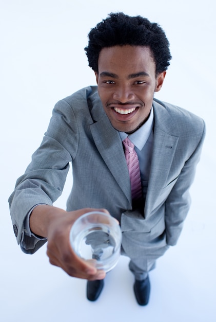 Homme d&#39;affaires africain souriant tenant un verre d&#39;eau