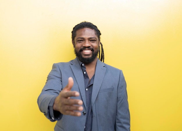 Homme d'affaires afro-américain se serrant la main fond jaune