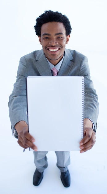 Photo homme d'affaires afro-américain tenant un gros cahier