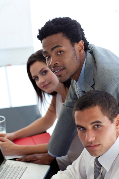 Homme d&#39;affaires afro-américain travaillant avec son équipe