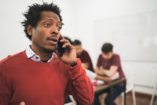 Homme d'affaires afro, parler au téléphone.