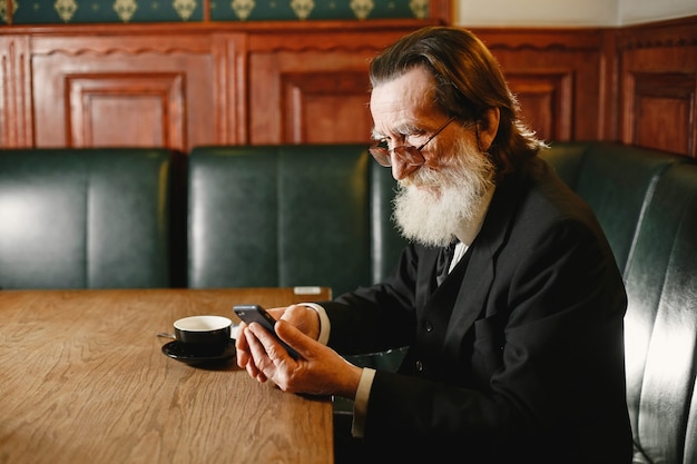 Homme D'affaires âgé Barbu. Homme Avec Du Café. Senior En Costume Noir.