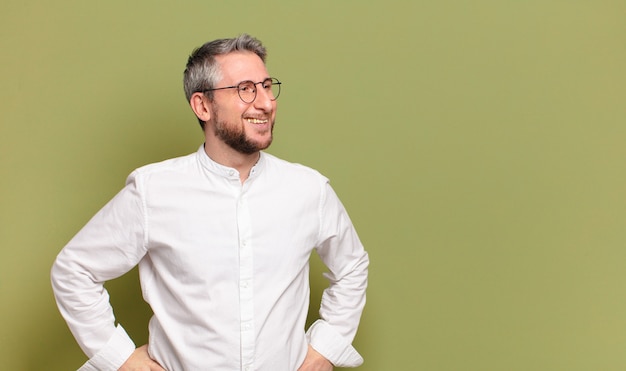 Homme d'affaires d'âge moyen avec chemise blanche