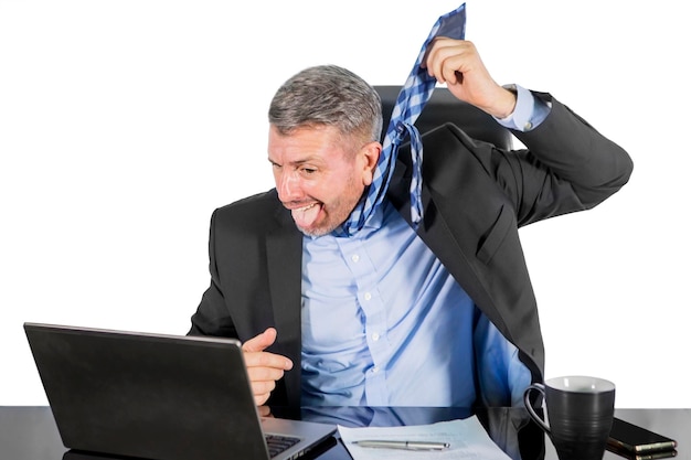 Homme d'affaires d'âge moyen frustré en tirant sa cravate