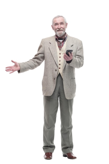 Homme d'affaires âgé avec un smartphone isolé sur un blanc