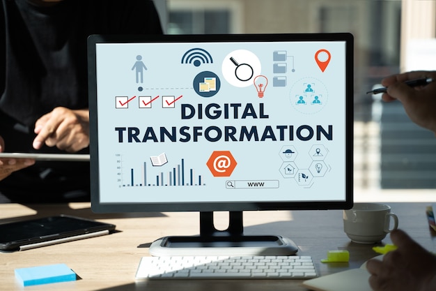 Homme d'affaires à l'aide d'un appareil numérique Concept de transformation numérique numérisation des processus d'affaires Technologie de transformation numérique