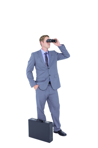 Homme d'affaires à l'aide de jumelles