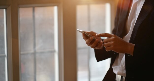 Homme d&#39;affaires à l&#39;aide de smartphone au bureau