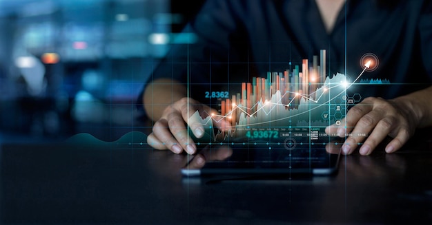 Homme d'affaires à l'aide d'une tablette analysant les données de vente et le graphique de croissance économique Planification et stratégie d'entreprise Analyse du commerce d'échange Technologie financière et bancaire Marketing numérique