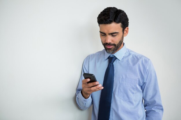 Homme d'affaires à l'aide de téléphone portable au centre de conférence