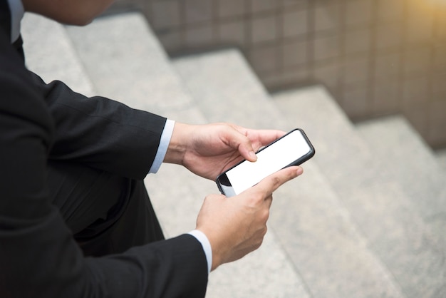 homme d&#39;affaires à l&#39;aide de téléphone portable. Écran blanc.