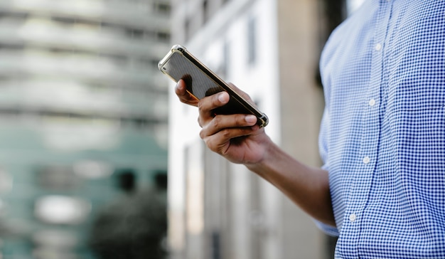 Un homme d'affaires à l'aide d'un téléphone portable dans la ville