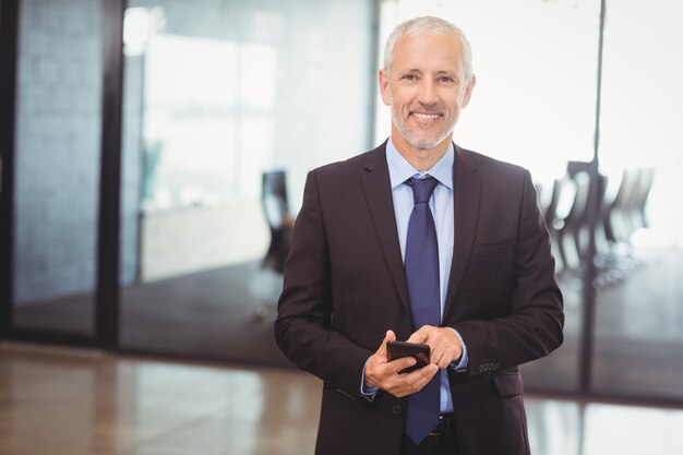 homme d'affaires à l'aide de téléphone portable