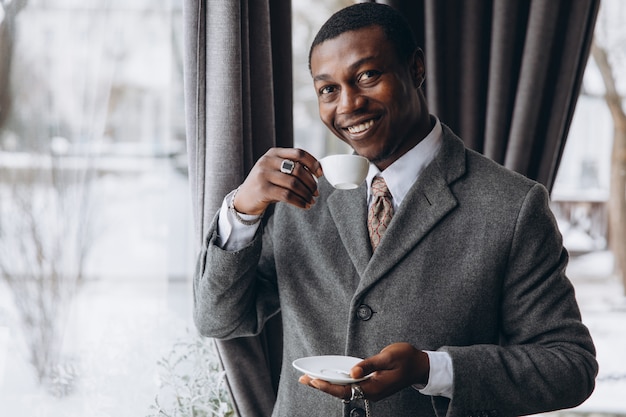 Homme d&#39;affaires américain africain moderne, boire la tasse de café au restaurant.