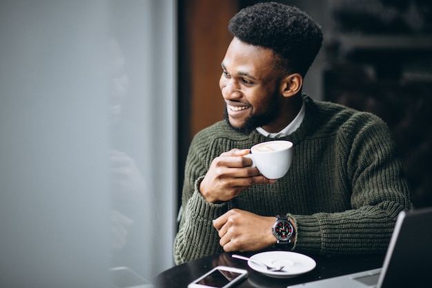 Homme D'affaires Américain Avec Ordinateur Portable Dans Un Café