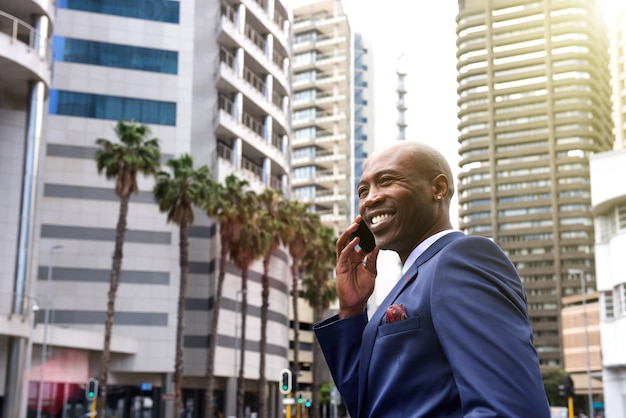Homme d&#39;affaires américain parlant sur téléphone portable dans la ville