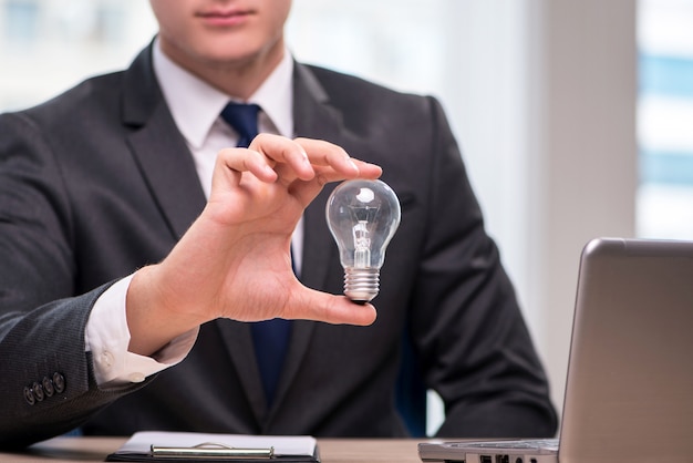 Homme d&#39;affaires avec ampoule dans le concept d&#39;idée