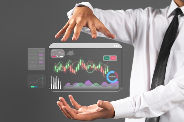 Homme d'affaires analysant les données financières du graphique de trading forex