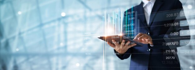 Homme d'affaires analysant les données financières du marché boursier