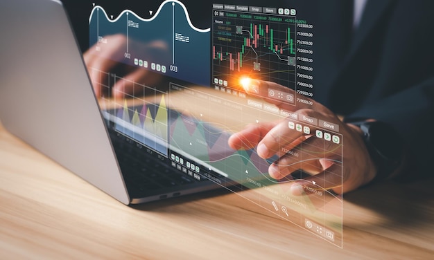Homme d'affaires analysant le graphique du trading forex, les données financières, la technologie financière des entreprises et les investissements, le trader, l'investisseur, le marché boursier, les investissements, les fonds et les actifs numériques.