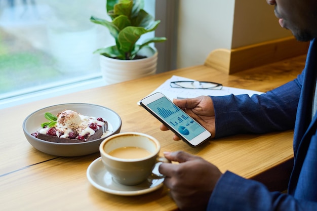 Homme d'affaires analysant le marché financier au café