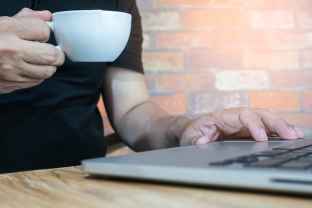 Homme d&#39;affaires, analysant l&#39;ordinateur portable d&#39;investissement sur la table de bureau.