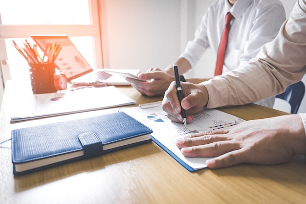 Homme d&#39;affaires analysant les statistiques financières affichées