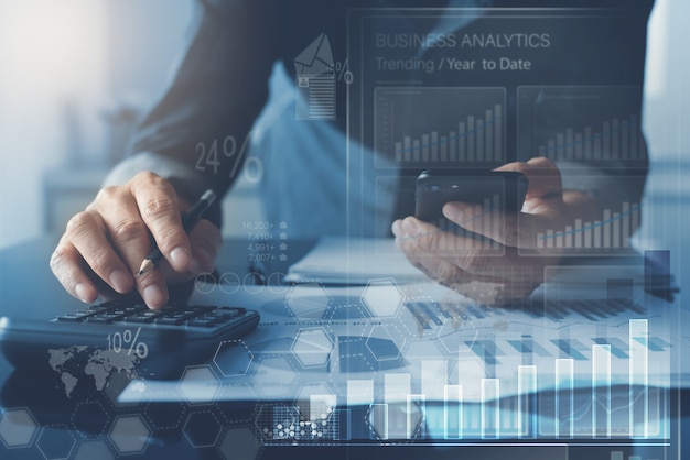 Homme d'affaires, analyse du rapport de marché avec tableau de bord d'analyse commerciale sur écran virtuel