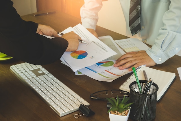 Homme d&#39;affaires, analyse des graphiques d&#39;investissement avec ordinateur portable sur la table de bureau.