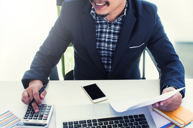 Homme d&#39;affaires, analyse des performances financières.