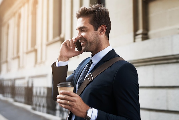 Homme d'affaires appel téléphonique et café dans les voyages de rue ou écouter au tribunal avec contact pour l'affaire de plomb ou de l'information Personne avocat ou avocat d'entreprise sur le smartphone boisson et réseautage en Grèce