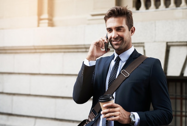 Homme d'affaires appel téléphonique et sourire dans les voyages de rue et écouter au tribunal avec contact pour le cas de plomb et info Personne avocat ou avocat d'entreprise avec smartphone café et parler pour le réseautage