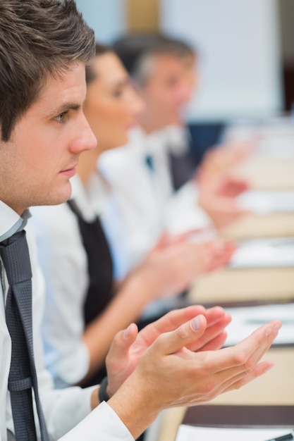 Homme d&#39;affaires applaudissant