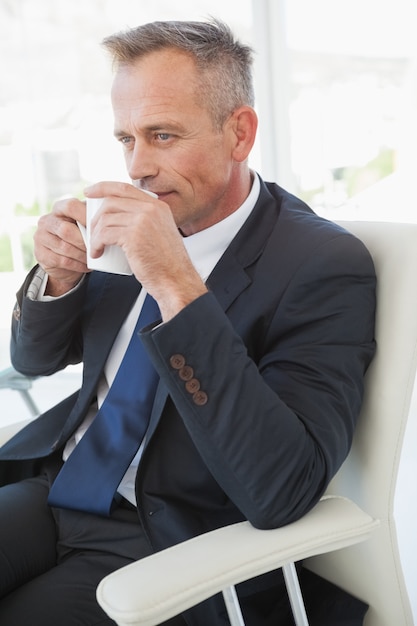 Un homme d&#39;affaires appréciant sa boisson