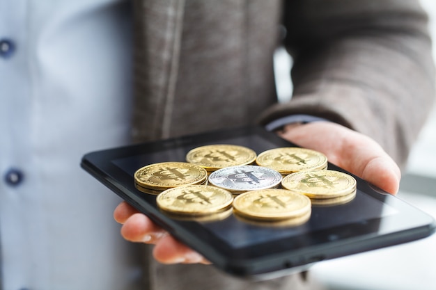 Homme D'affaires En Appuyant Sur Le Bouton Bitcoin Sur Tablette