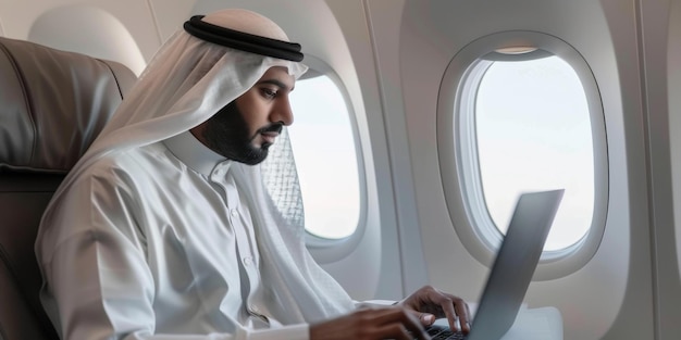 Un homme d'affaires arabe dans un avion d'affaires.