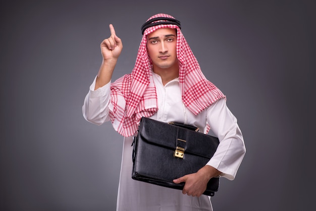 Photo homme d'affaires arabe sur gris