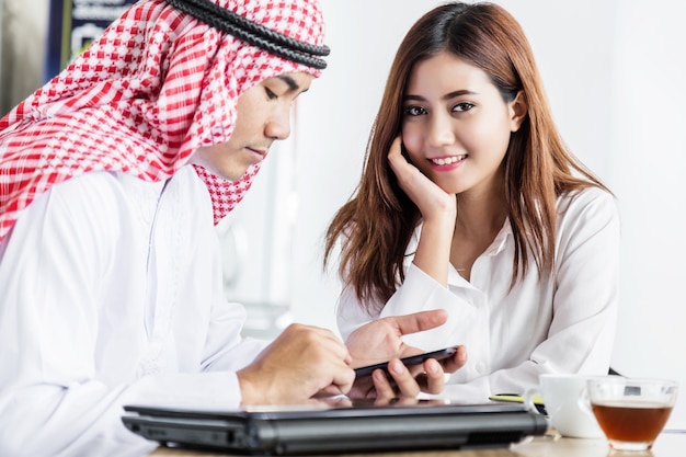 Homme d&#39;affaires arabe selfie avec une femme d&#39;affaires asiatiques