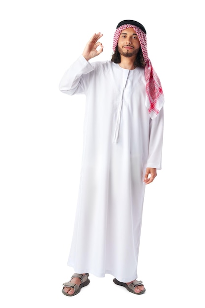 Homme d'affaires arabe souriant montrant le signe ok isolé sur fond blanc