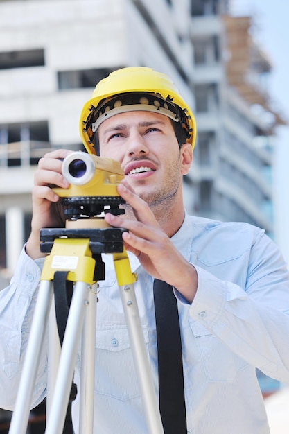 homme d'affaires architecte ingénieur directeur au projet de chantier de construction