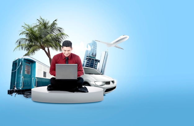 Homme d'affaires asiatique à l'aide de l'ordinateur portable pour faire le calendrier de voyage pour les vacances