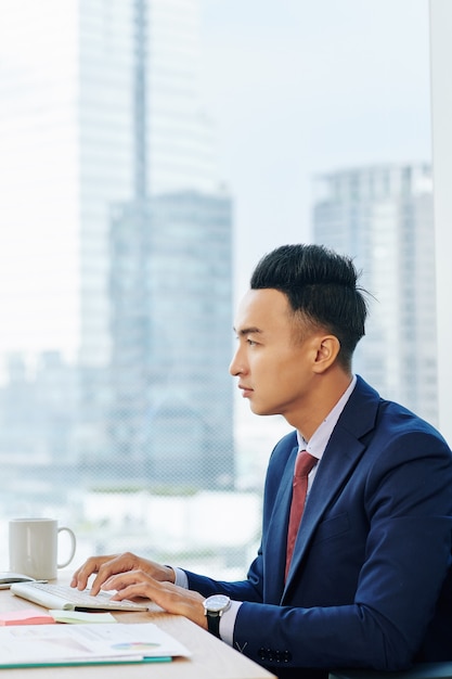 Homme d'affaires asiatique concentré sur le travail