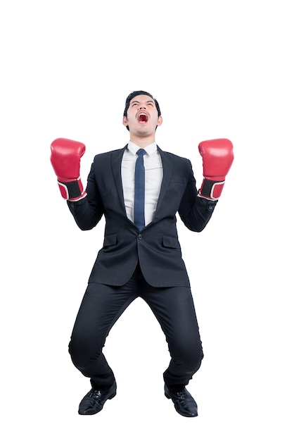 Homme d'affaires asiatique avec des gants de boxe rouges