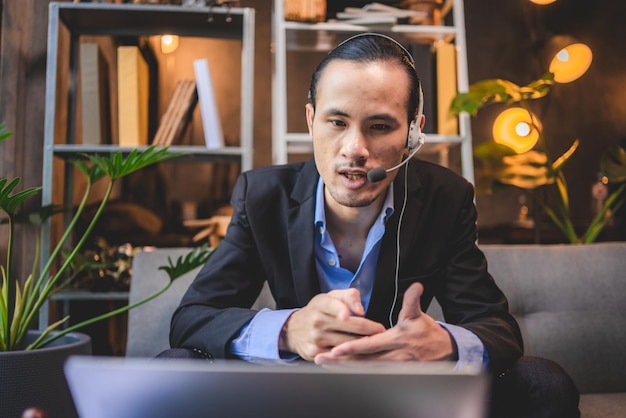 Homme d'affaires asiatique homme d'affaires indépendant travaillant dans un espace de coworking ou un café