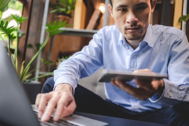 Homme d'affaires asiatique homme d'affaires indépendant travaillant dans un espace de coworking ou un café