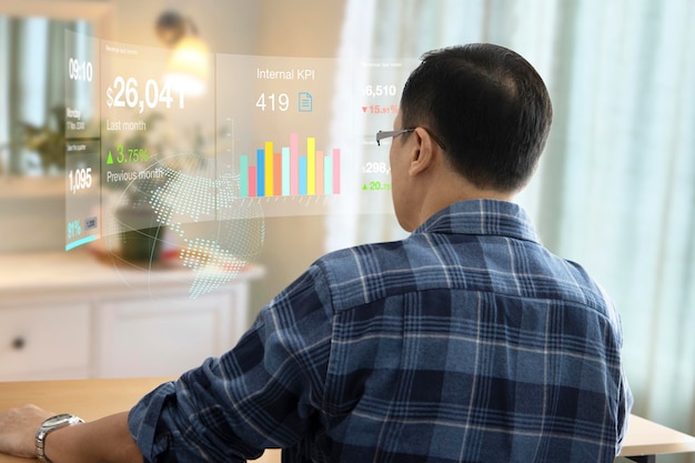 Homme d'affaires asiatique interagissant avec un écran tactile de réalité virtuelle sur un environnement métavers