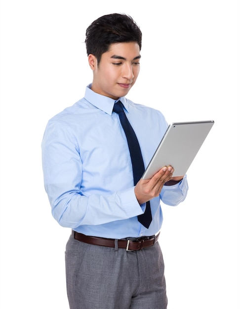 Homme d'affaires asiatique utilisation du tablet pc