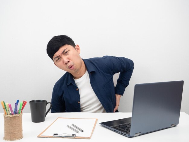 Homme d'affaires assis au bureau en milieu de travail geste concept de syndrome de bureau de maux de tête