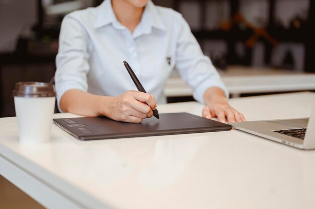 Un homme d'affaires assis pour travailler au bureau a une tasse de café à côté pour des problèmes et des concepts de travail efficaces. homme d'affaires, travail, affaires, technologie, gestion, concepts de planification.