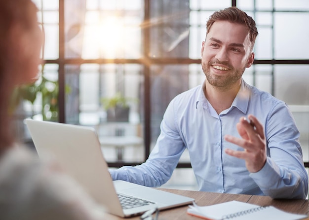 Homme d'affaires assis à son bureau au bureau